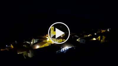 Valdelinares - webcam desde el pueblo más alto de España. Cámara en directo con vista al pueblo situado a 1692 metros sobre el nivel del mar, al fondo la Sierra del Monegro de 1957 m y las Pistas de Esquí de Valdelinares.